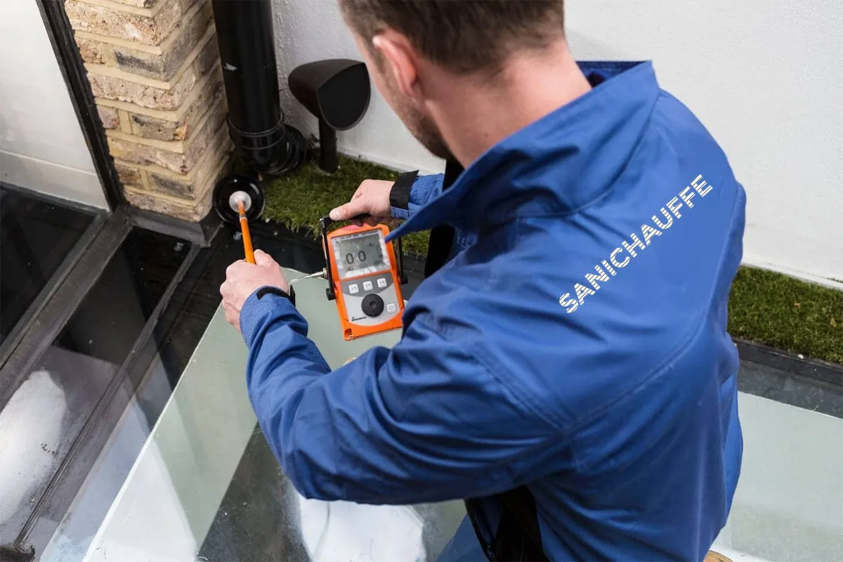 Akoestisch opsporen van een waterlek in een leiding